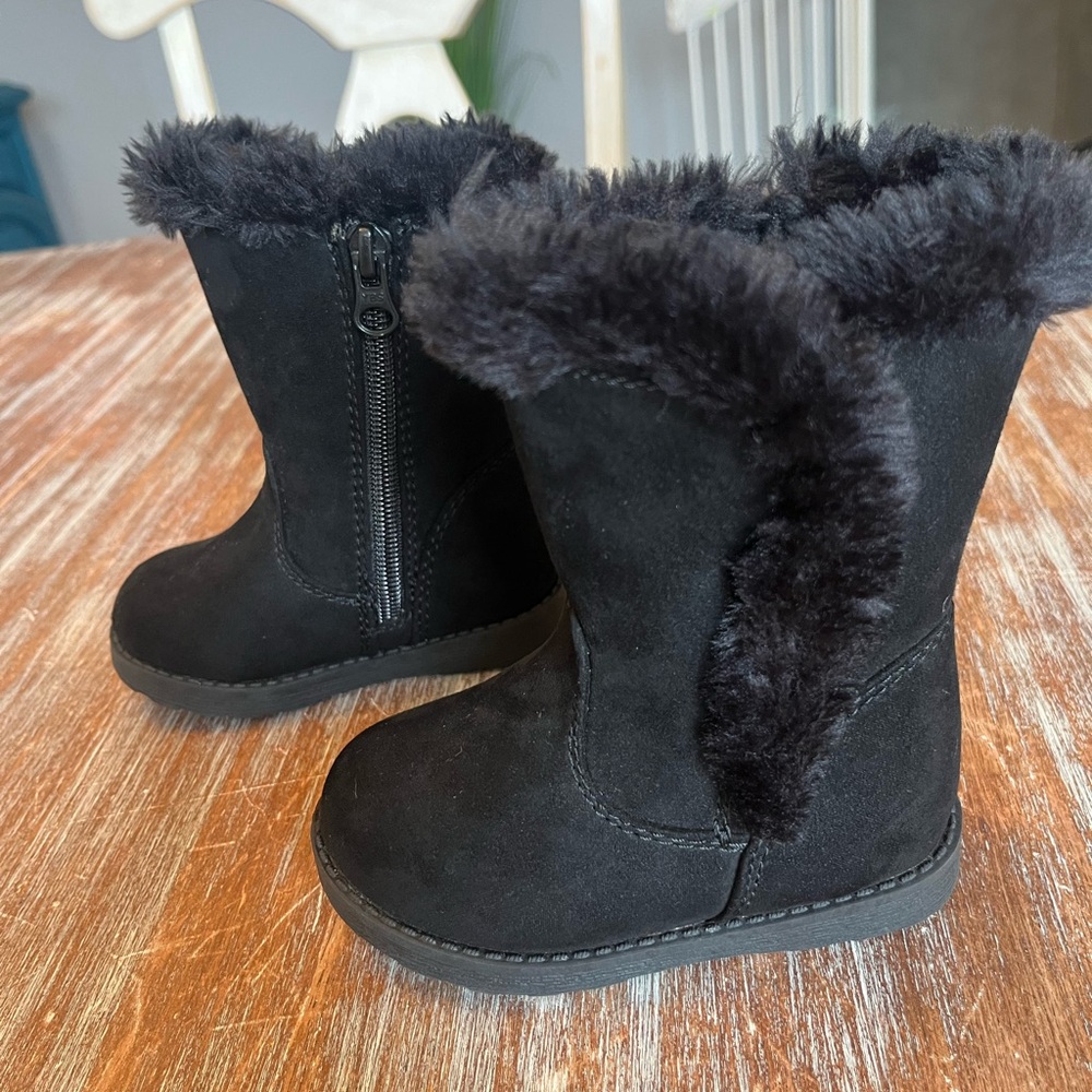 Size 5 Cat & Jack black winter boots with faux fur lining.